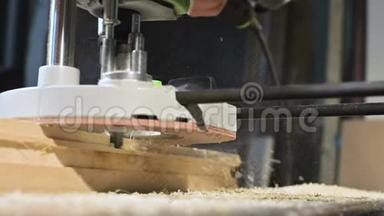 大特写.. 木工用电铣锯切木板.. 尘埃粒子和锯子的缓慢运动